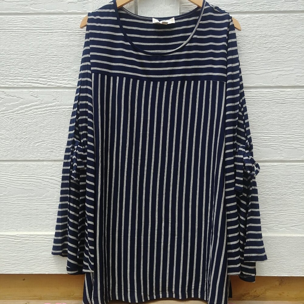 Weekend Suzanne Betro navy blue stripes open bow sleeve stretchy top blo…